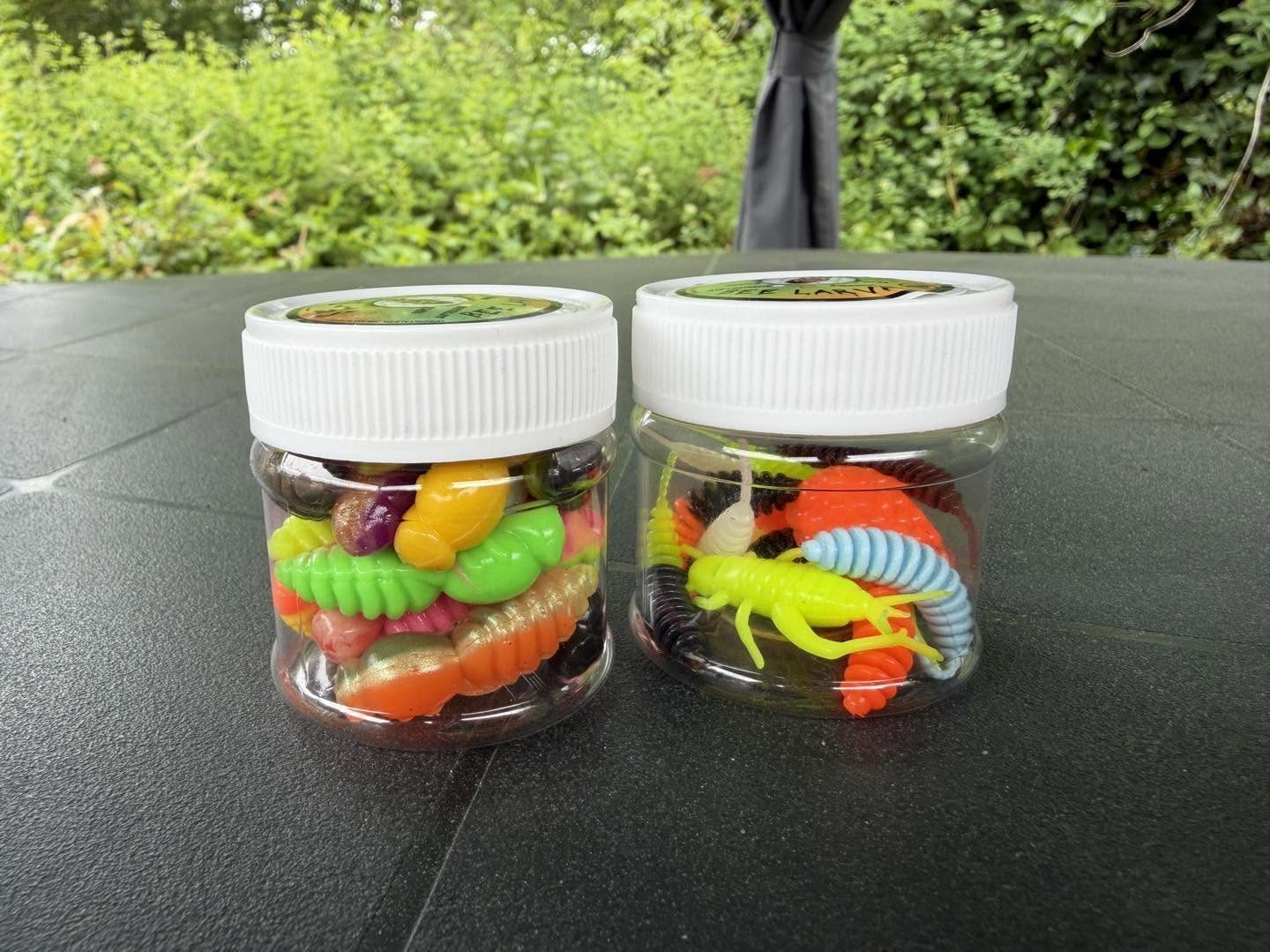 Bøtter med farverige SE-hooks gummiagn til test