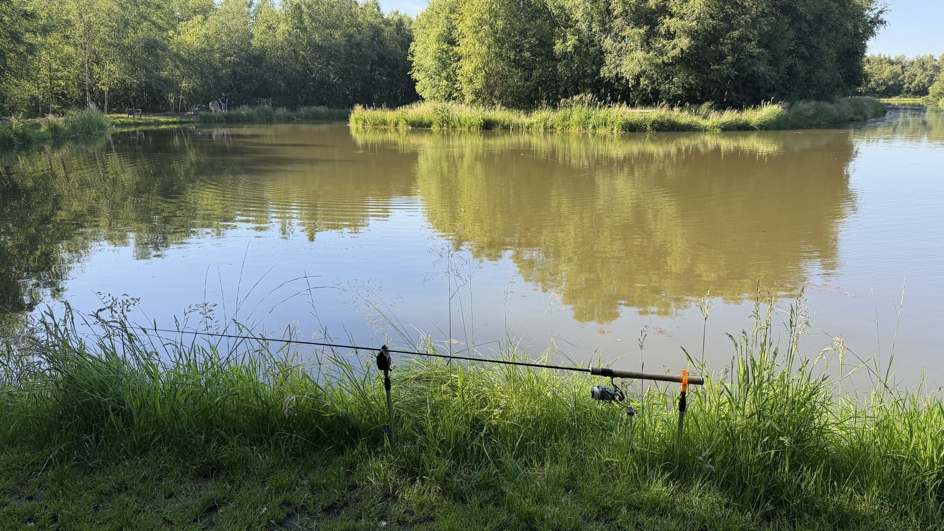 Put and take-sø med fiskestang under familietur ved Hebo